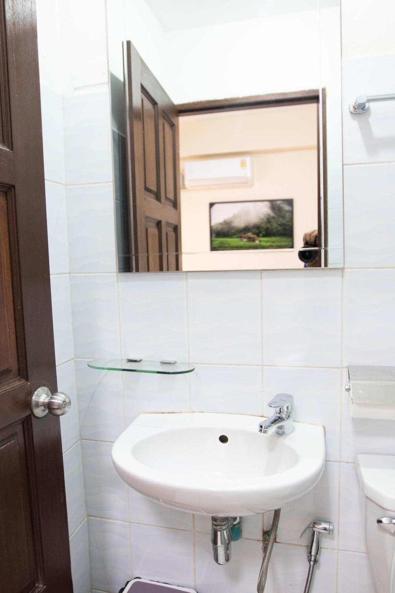 Maiiam Guesthouse Patong Bagian luar foto